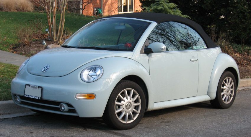 Frontansicht Hellblauer VW New Beetle mit Cabrio