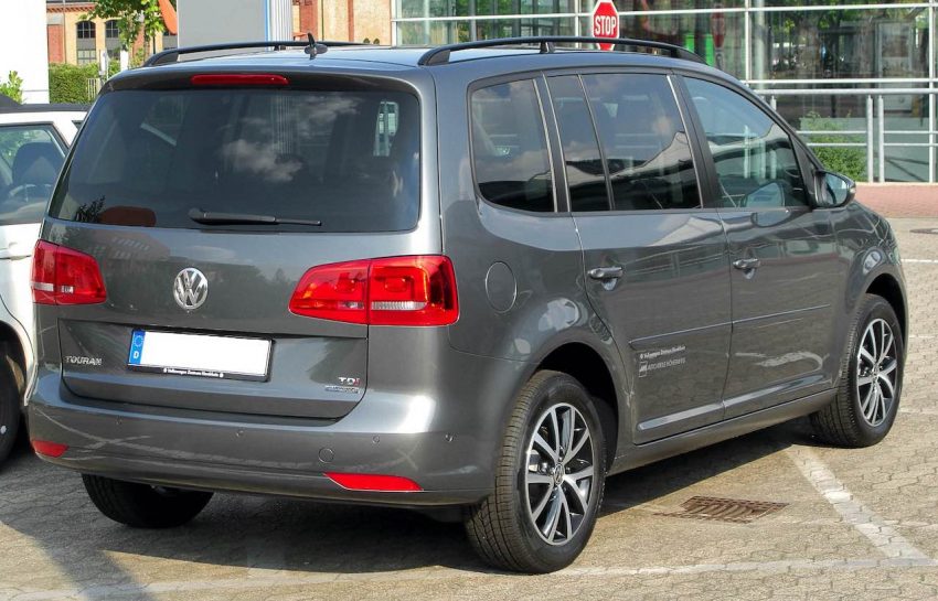 Heckansicht Grauer VW Touran 2