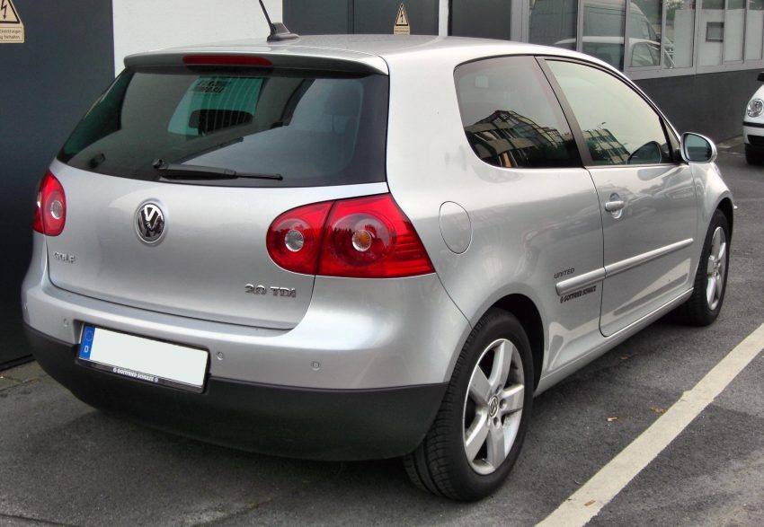 Heckansicht Silberner VW Golf 5 2.0 TDI