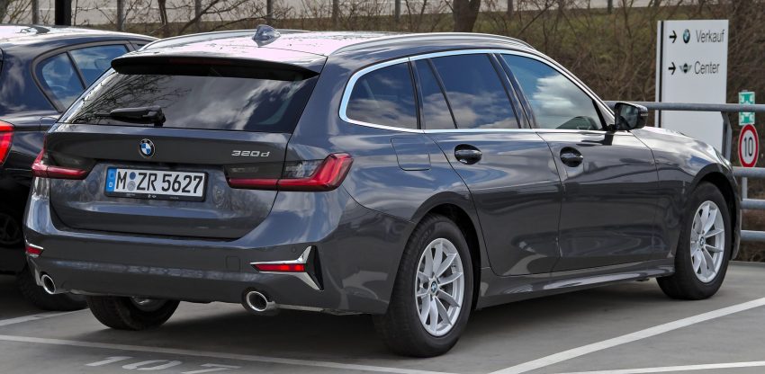 Schwarzer BMW 320d Heckansicht 2 Auspuff
