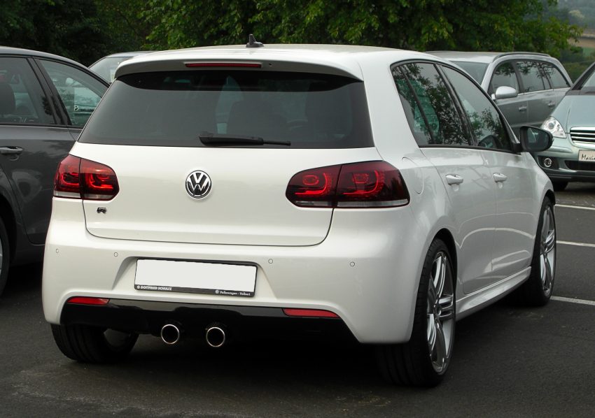 Heckansicht Weißer VW 6er Golf R