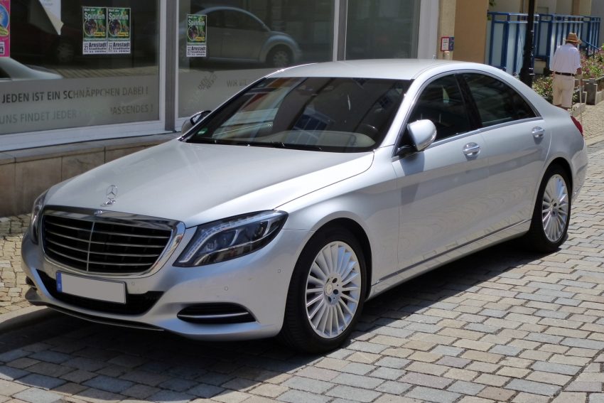 Silberne Mercedes S Klasse Frontansicht