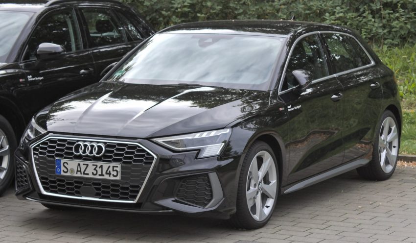 Schwarzer Audi A3 8Y Frontansicht