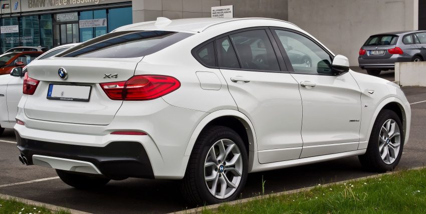 Heckansicht Weißer BMW X4 x35d M