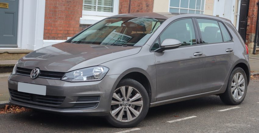 Seitenansicht Grauer VW Golf 7 1.4