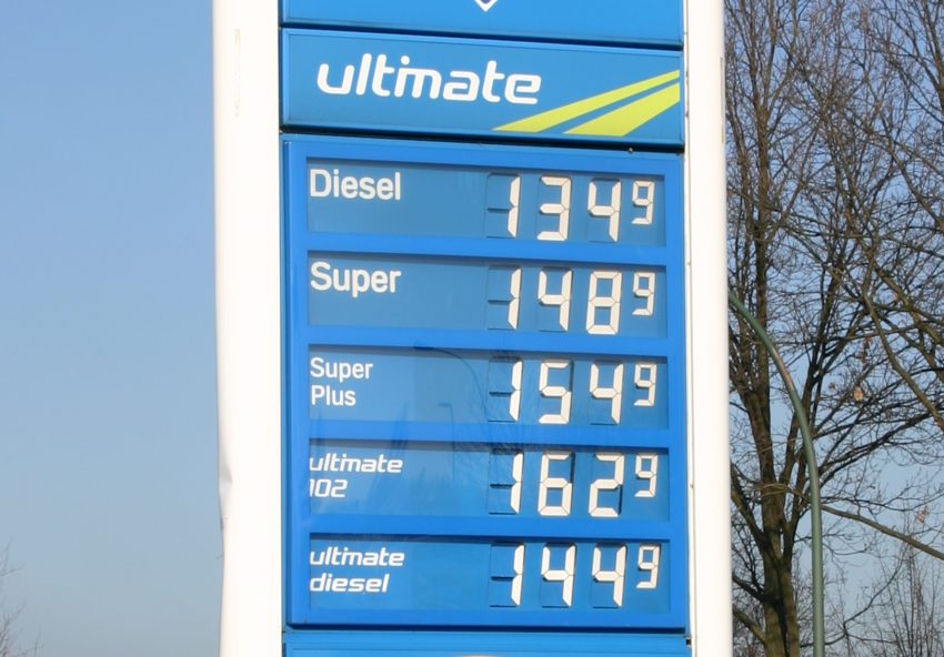 Aral Zapfsäule mit Preisen und Ultimate Kraftstoffen