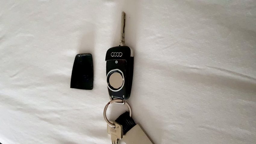 Offener Funkschlüssel eines Audi A1 8X