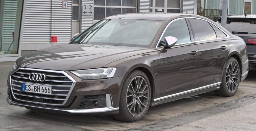 Seitenansicht eines braunen Audi S8