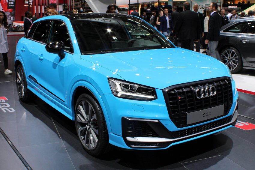 Blauer SQ2 Audi mit TFSI Motor in der Frontansicht