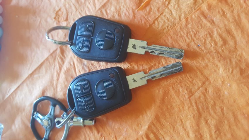Zwei Funkschlüssel des BMW E36