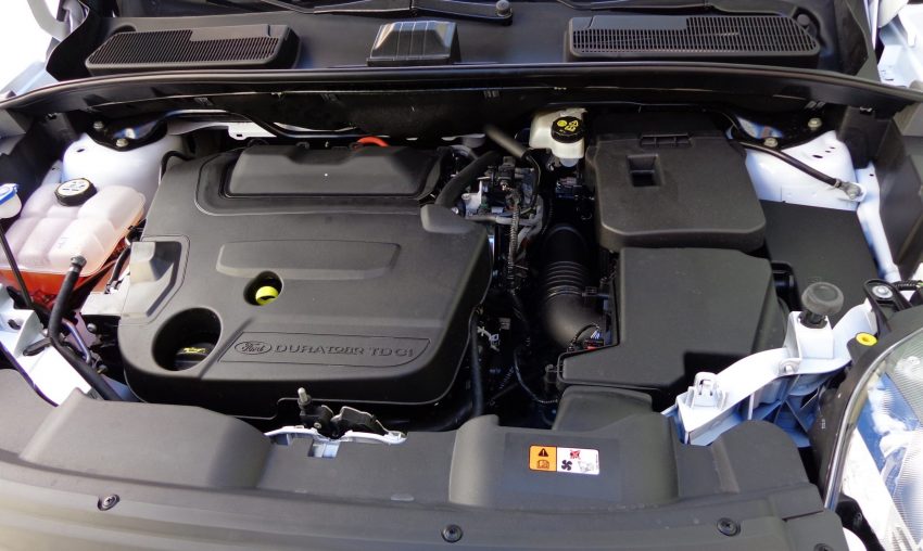 Duratorq Motor und Autobatterie eines Ford Kuga