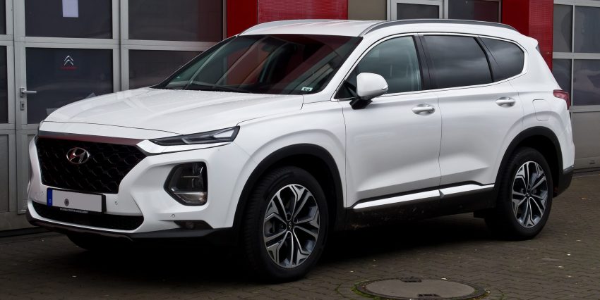 Weißer Hyundai Santa Fe Generation 4 Seitenansicht