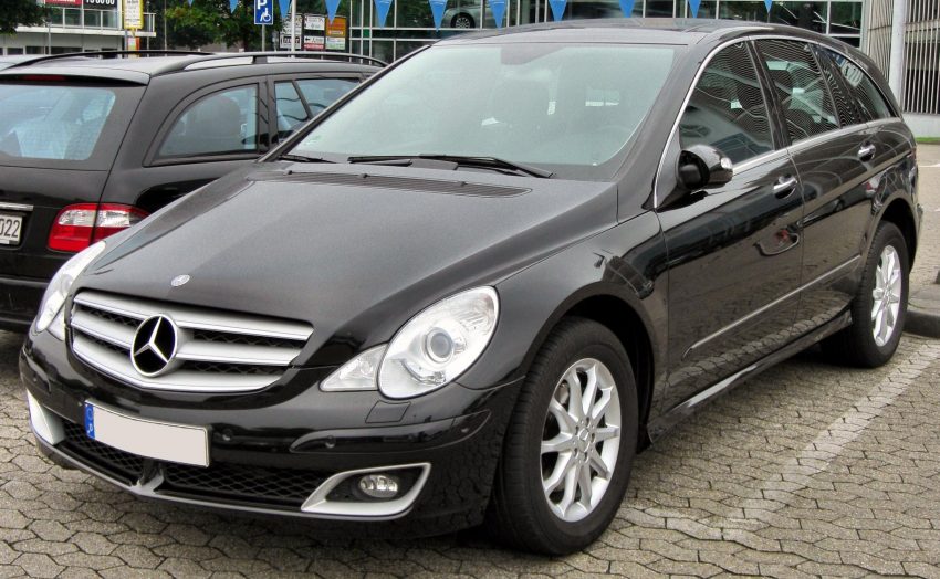 Schwarze Mercedes R Klasse in der Front / Seitenansicht