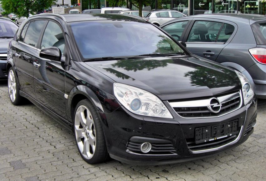 Schwarzer Opel Signum Frontansicht