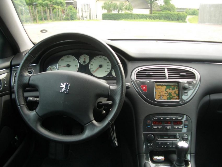 Altes Navigationssystem eines Peugeot 607