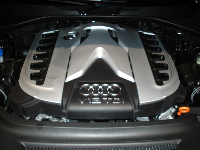 Zwölfzylinder V12 TDI Motor eines Audi Q7