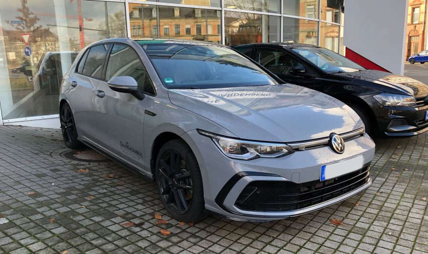 Grauer VW Golf 8 R Line Frontansicht