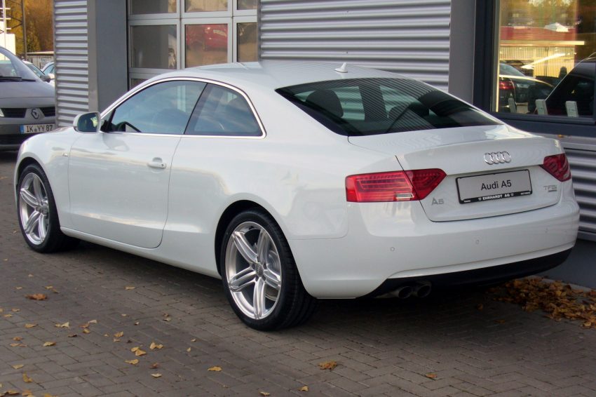 Heckansicht weißer Audi A5 Generation 8T