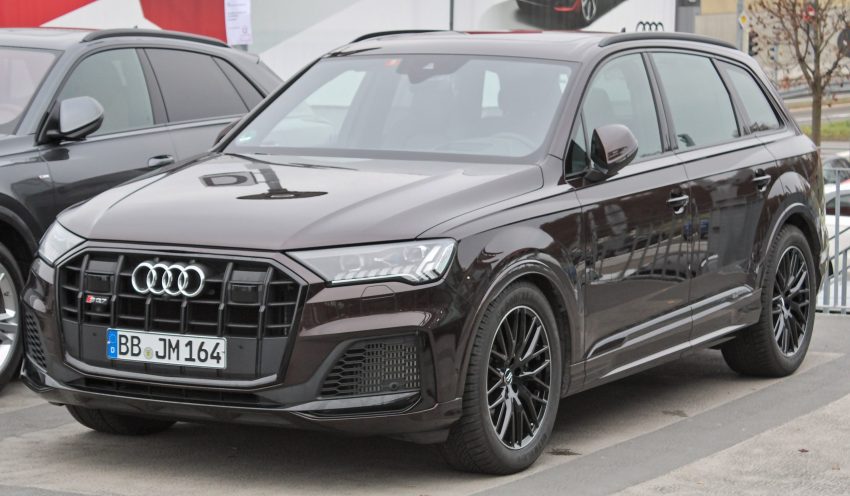 Brauner Audi SQ7 / Front-Seitenansicht