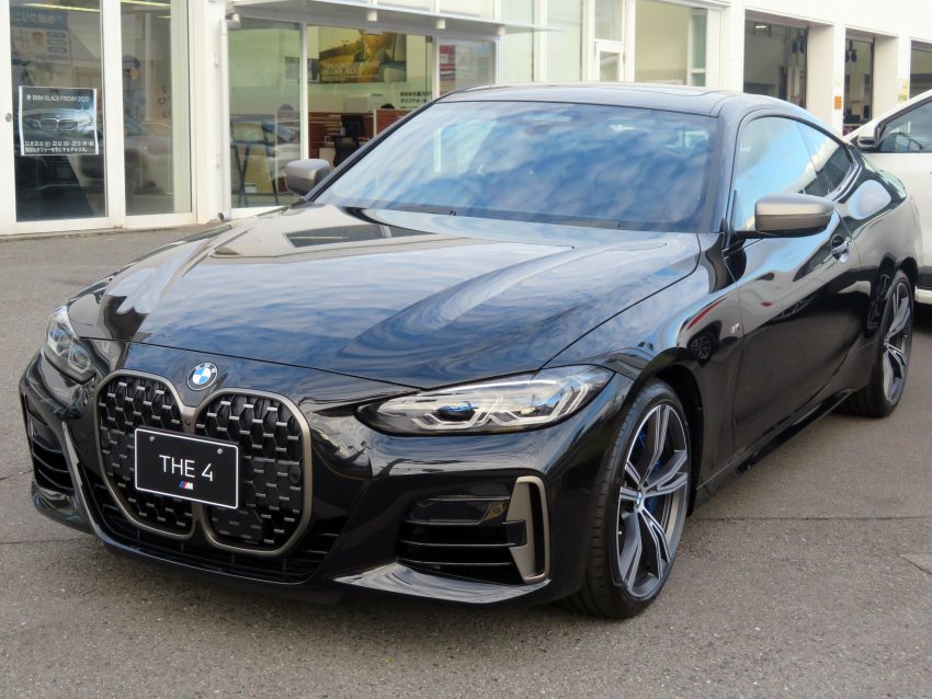 Frontansicht eines schwarzen BMW 4er Modell G22 (M)