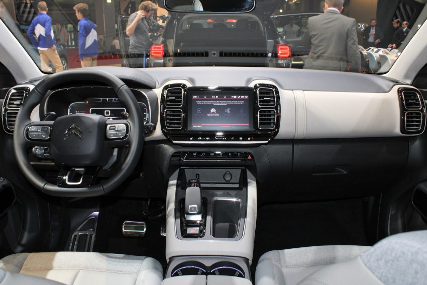 Cockpit des Citroen C5 Aircross mit Navi Display