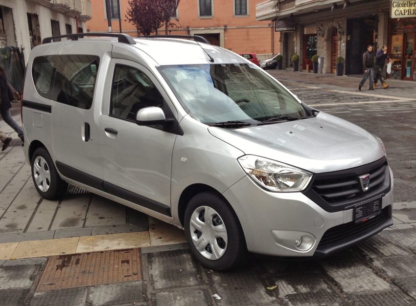 Seitenansicht eines silbernen Dacia Dokker