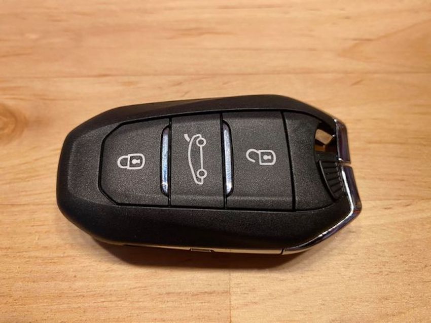 Rückseite eines Opel Corsa Funkschlüssels
