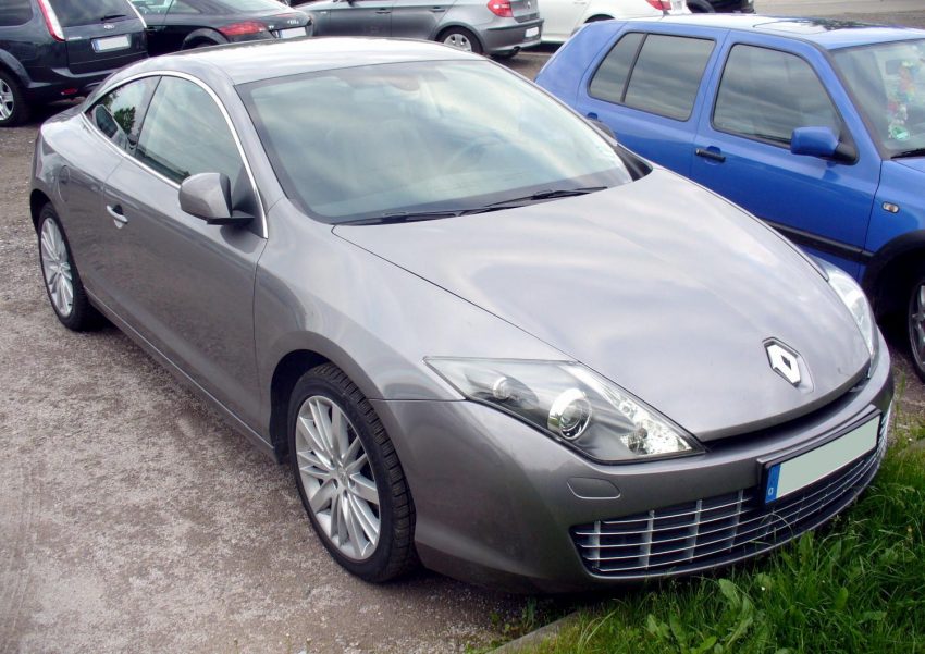 Seitenansicht des Laguna 3 Coupé in Stahlgrau