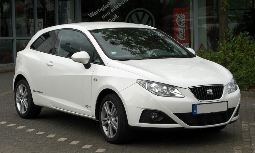 Seitenansicht eines weißen Seat Ibiza 4