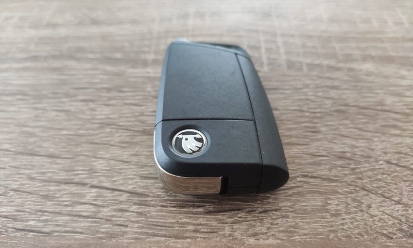 Eingeklappter Funkschlüssel eines Skoda Kamiq