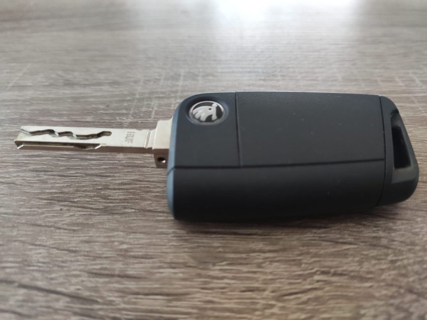 Aufgeklappter Funkschluessel eines Skoda Karoq