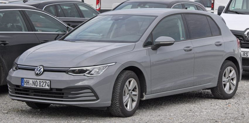 Grauer VW Golf 8 in der Seitenansicht