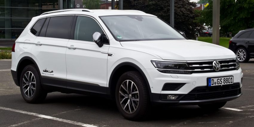 Weißer VW Tiguan Allspace Seitenansicht
