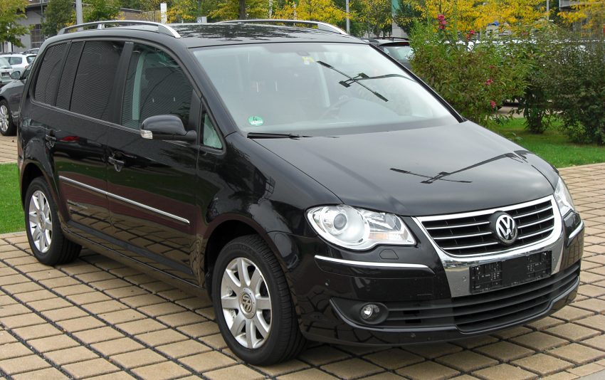 Frontansicht eines schwarzen VW Touran I