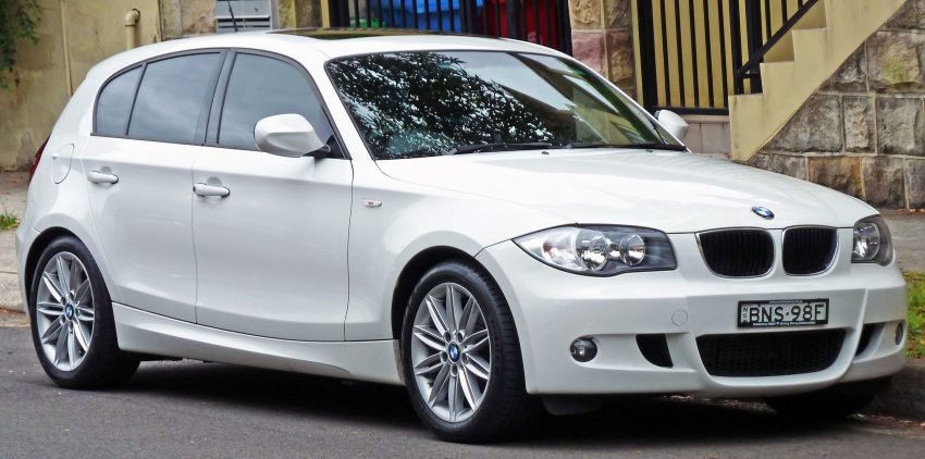 Weisser BMW 1er Frontansicht E87