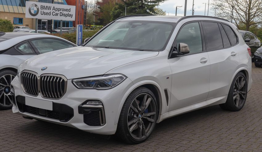 Weißer BMW X5 M50d Frontansicht
