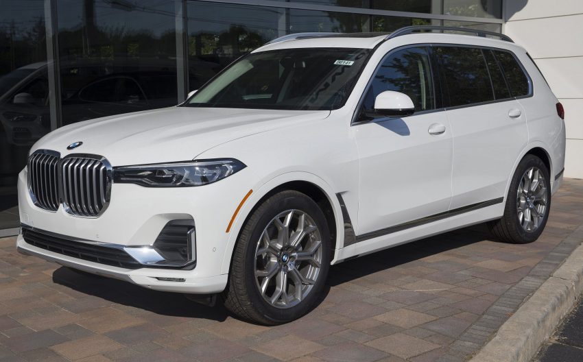 Weisser BMW X7 xDrive40i Seitenansicht