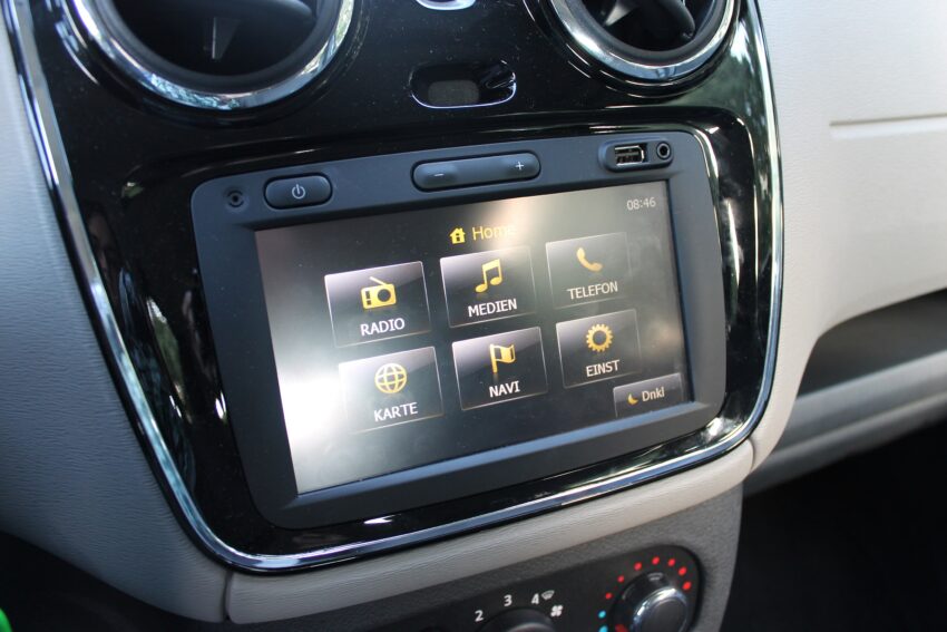 Bildschirm eines Navigationssystems im Dacia (Media Nav)