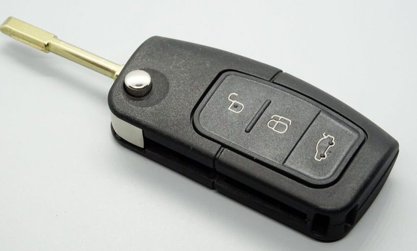 Ausgeklappter Ford Mondeo Funkschlüssel
