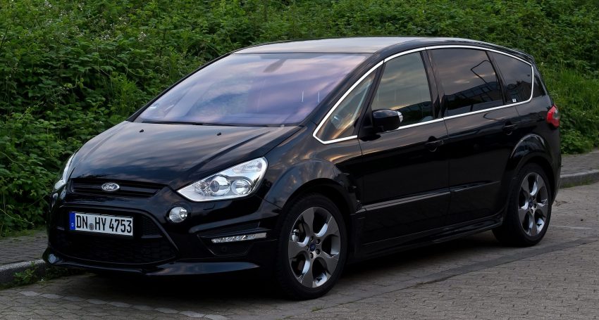 Schwarzer Ford S-Max Front/Seite