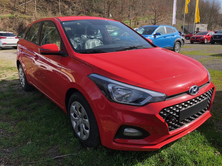 Hyundai i20 rot Frontansicht auf Scheinwerfer