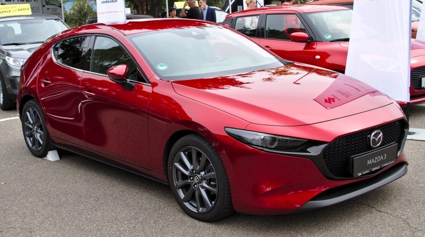 Seitenansicht eines roten Mazda 3