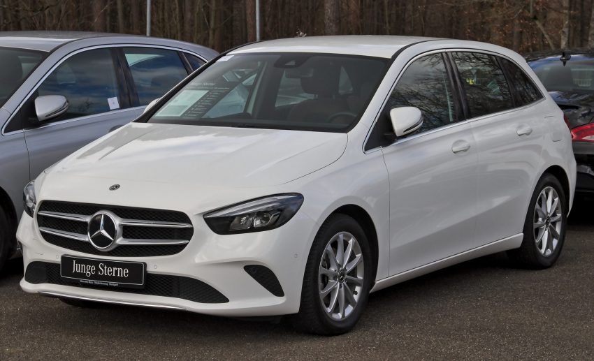 Weisse Mercedes B Klasse W247 Frontansicht