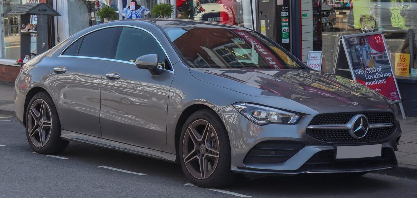 Grauer Mercedes CLA 220 AMG Line Seitenansicht