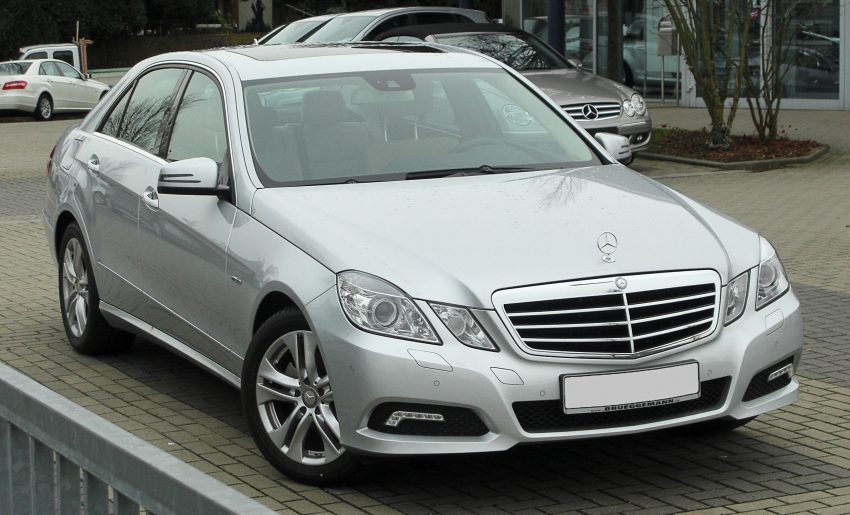 Silberne Mercedes E-Klasse Modell 212
