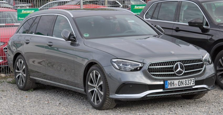 Graue Mercedes E Klasse S213 Frontansicht