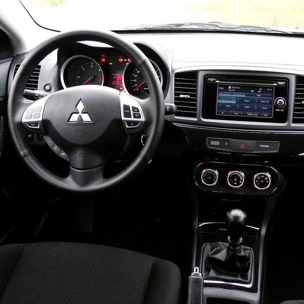 Mitsubishi Cockpit mit Navi