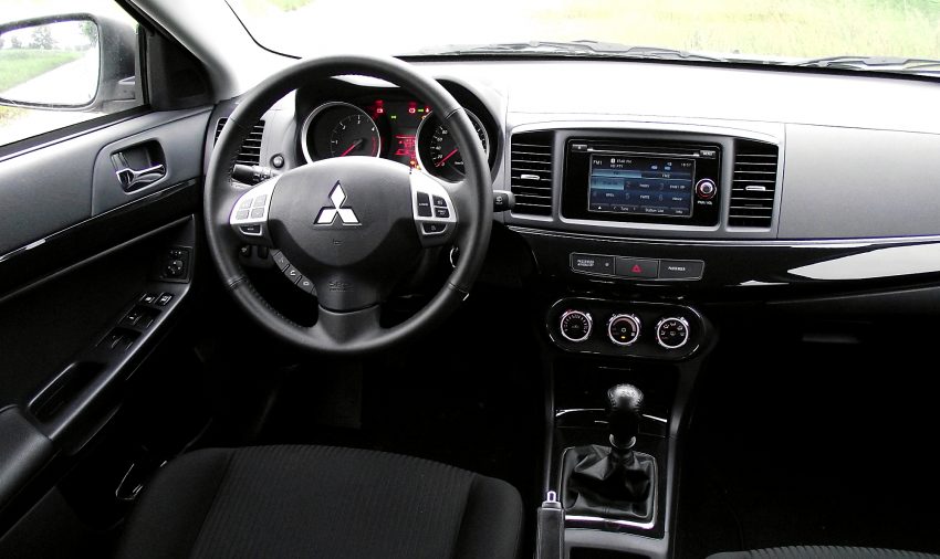 Mitsubishi Cockpit mit Navi