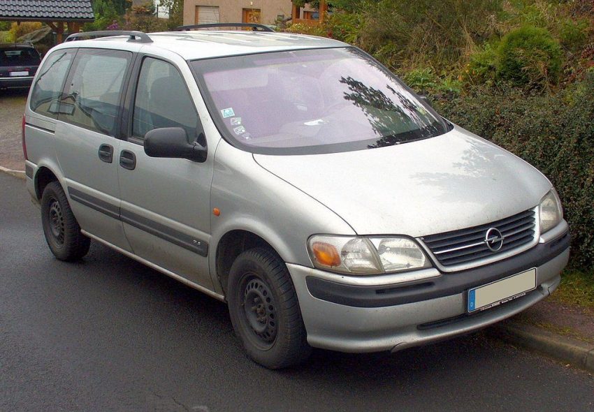 Grauer Opel Sintra 2.2