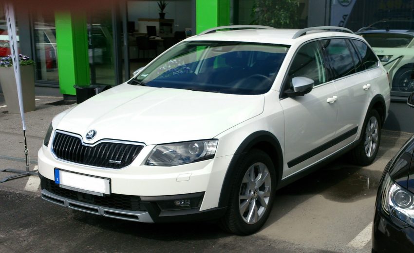 Weisser Skoda Octavia III Scout